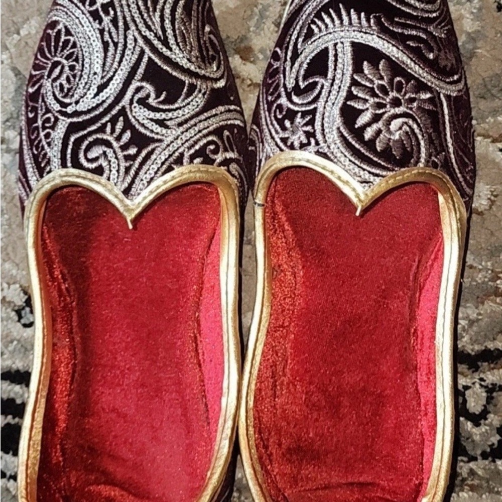Men’s Traditional Khussa Shoes – Maroon Velvet with Gold Embroidery, Handmade